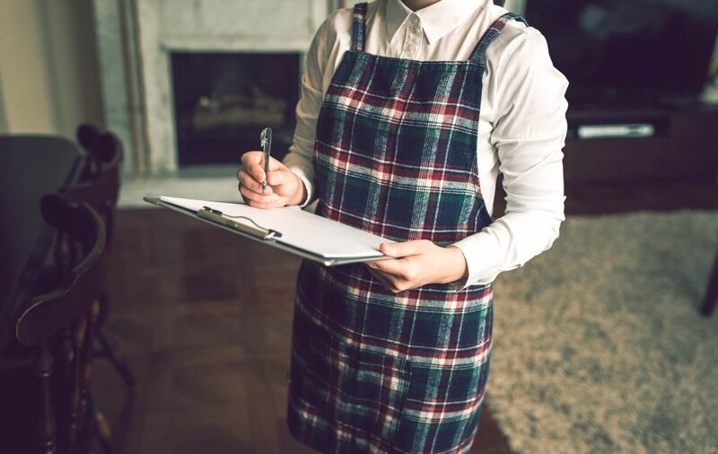 チェックするスタッフ