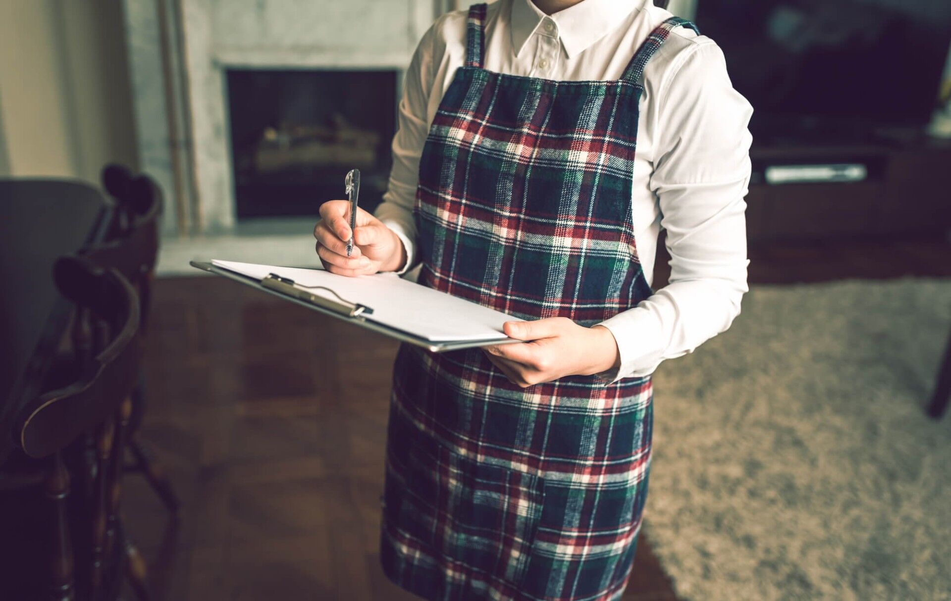 チェックするスタッフ